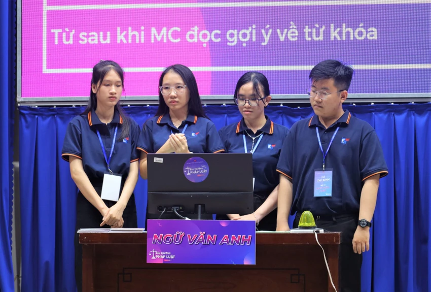 Đội thi của khoa Ngữ văn Anh Đội thi của khoa Ngữ văn Anh