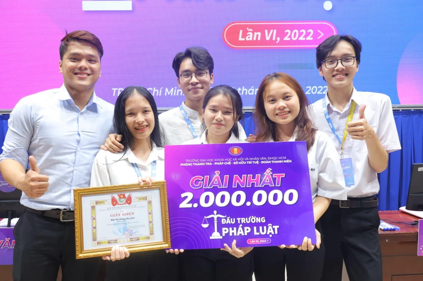 Minh Quốc (phải) cùng đồng đội vui mừng với Giải Nhất cuộc thi. Minh Quốc (phải) cùng đồng đội vui mừng với Giải Nhất cuộc thi.