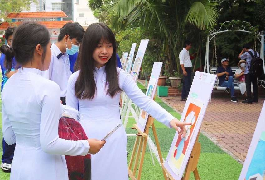 Thầy cô và các học sinh cùng nhìn ngắm những bức tranh mang chủ đề "Sắc màu". Ảnh: T.N