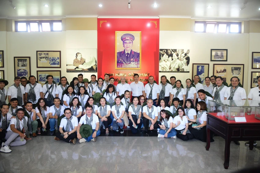 Đoàn chụp ảnh lưu niệm tại khu tưởng niệm nữ tướng Nguyễn Thị Định. Ảnh: BTC Đoàn chụp ảnh lưu niệm tại khu tưởng niệm nữ tướng Nguyễn Thị Định. Ảnh: BTC