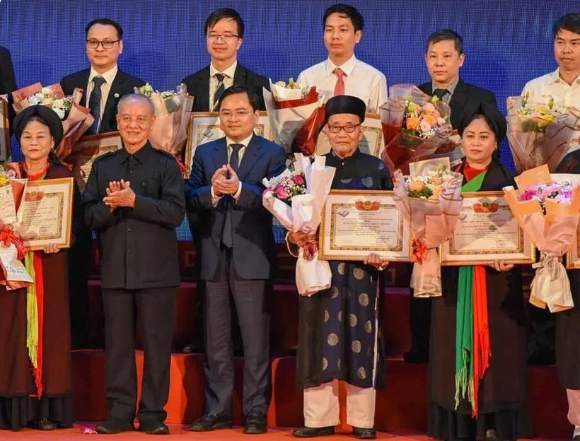 Chủ tịch danh dự Quỹ Khuyến học, khuyến tài Phạm Văn Trà (thứ hai, từ phải sang) trao thưởng tại Bắc Ninh, tối 19-11. Ảnh: GDTĐ Chủ tịch danh dự Quỹ Khuyến học, khuyến tài Phạm Văn Trà (thứ hai, từ phải sang) trao thưởng tại Bắc Ninh, tối 19-11. Ảnh: GDTĐ