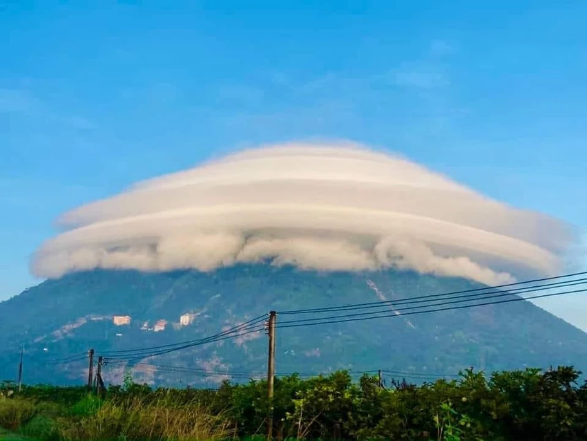 Đám mây hình nón bao phủ núi Bà Đen. Ảnh: Do Quang Vinh Đám mây hình nón bao phủ núi Bà Đen. Ảnh: Do Quang Vinh