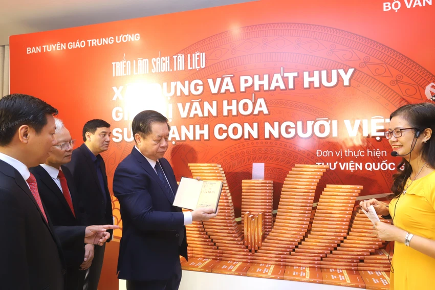 Các đại biểu tham quan triển lãm sách và tài liệu với chủ đề “Xây dựng và phát huy giá trị văn hóa, sức mạnh con người Việt Nam," tại địa điểm chính, Trung tâm Hội nghị quốc tế, Hà Nội. Ảnh: VT Các đại biểu tham quan triển lãm sách và tài liệu với chủ đề “Xây dựng và phát huy giá trị văn hóa, sức mạnh con người Việt Nam," tại địa điểm chính, Trung tâm Hội nghị quốc tế, Hà Nội. Ảnh: VT