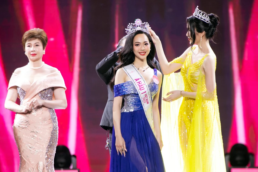 Á hậu Việt Nam 2020 Phương Anh trao vương miện cho Á hậu 1 Hoa hậu Việt Nam 2022 Trịnh Thùy Linh. Á hậu Việt Nam 2020 Phương Anh trao vương miện cho Á hậu 1 Hoa hậu Việt Nam 2022 Trịnh Thùy Linh.