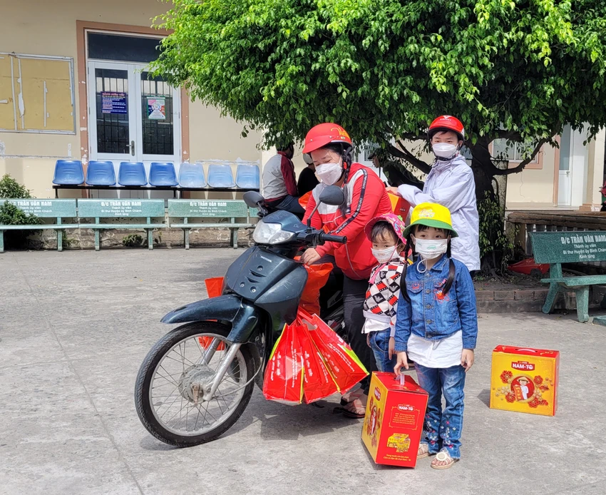 Niềm vui của 4 mẹ con khi được nhận quà Niềm vui của 4 mẹ con khi được nhận quà