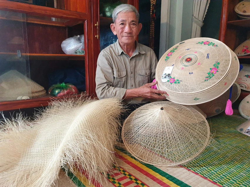 Trước đây trên nón thường thêu tay long, lân, quy, phụng và các câu Hán tự thì nay cũng đã chỉnh sửa đi nhiều. Trước đây trên nón thường thêu tay long, lân, quy, phụng và các câu Hán tự thì nay cũng đã chỉnh sửa đi nhiều.