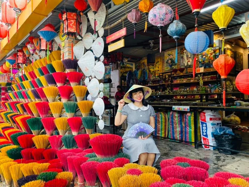 Một du khách tạo dáng chụp ảnh kỷ niệm ở làng Thủy Xuân. Ảnh: NVCC