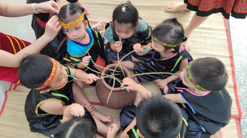 Khẽ khàng thử ... rượu cần và ồ lên thích thú "a, nước ngọt"! Khẽ khàng thử ... rượu cần và ồ lên thích thú "a, nước ngọt"!