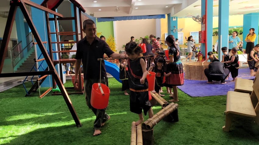 Chập chững, lọ dọ từng bước chân, gánh nước về buôn. Chập chững, lọ dọ từng bước chân, gánh nước về buôn.