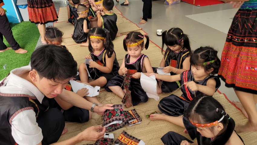 Tập làm túi thổ cẩm Tập làm túi thổ cẩm