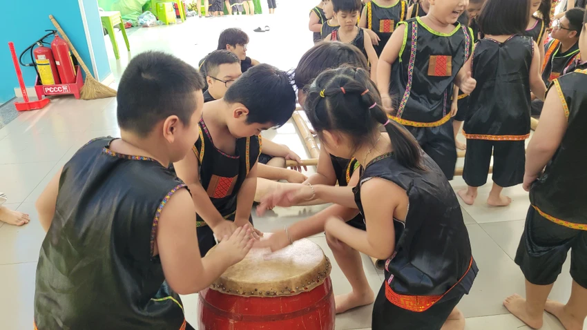 Chơi trống tập thể ngẫu hứng Chơi trống tập thể ngẫu hứng