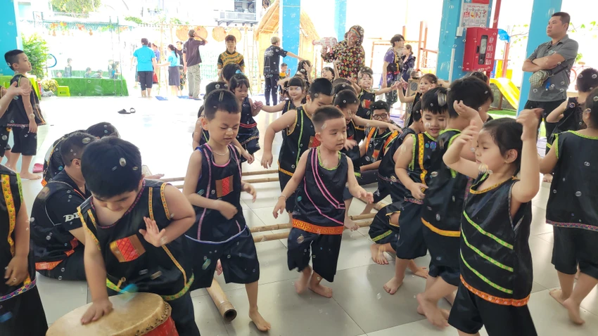 Màn nhảy múa sôi động với các Vũ điệu Tây Nguyên Màn nhảy múa sôi động với các Vũ điệu Tây Nguyên