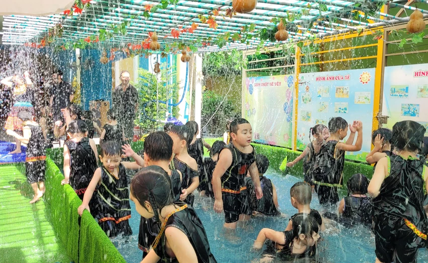 Màn tắm mưa được các bé mong đợi nhất! Màn tắm mưa được các bé mong đợi nhất!