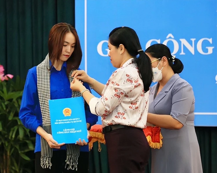 Em An Vũ Kim Phụng nhận lệnh gọi công dân nhập ngũ năm 2023. Ảnh: NVCC Em An Vũ Kim Phụng nhận lệnh gọi công dân nhập ngũ năm 2023. Ảnh: NVCC