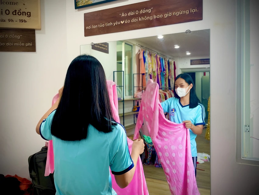 Sau khi được tư vấn em Phùng Thị Anh Thư đã chọn được cho mình một chiếc áo dài ưng ý. Ảnh: TÚ NGÂN Sau khi được tư vấn em Phùng Thị Anh Thư đã chọn được cho mình một chiếc áo dài ưng ý. Ảnh: TÚ NGÂN