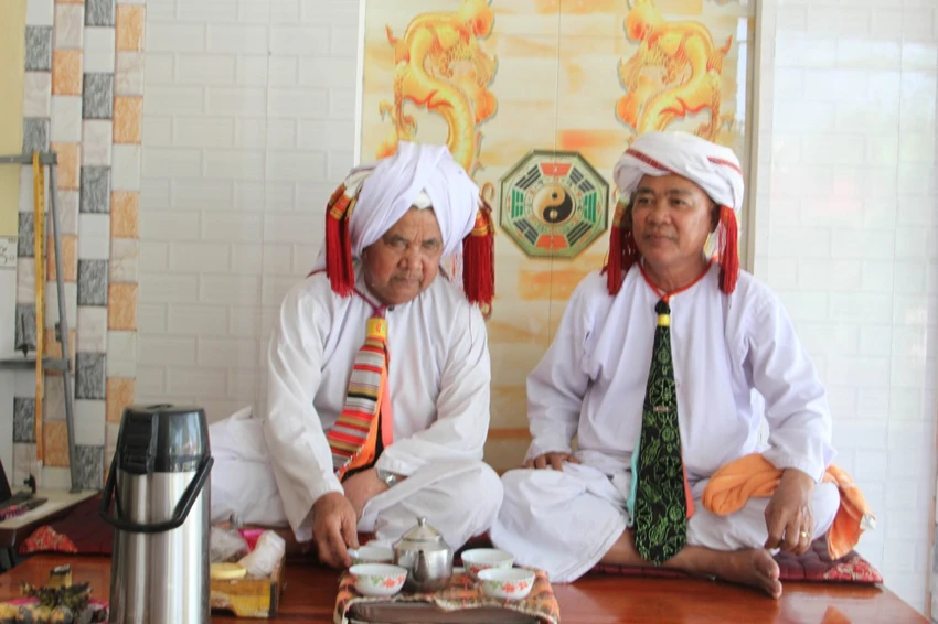 Ông Châu Minh Hương (bên trái), phó chủ tịch phụ trách hội đồng sư cả Hồi giáo Bà Ni, Trụ trì chùa Bàni Tuấn Tú và ông Báo Minh Hàng - Mum Cựu chùa Tuấn Tú đang họp bàn cho tháng chay Ramưwan. Ông Châu Minh Hương (bên trái), phó chủ tịch phụ trách hội đồng sư cả Hồi giáo Bà Ni, Trụ trì chùa Bàni Tuấn Tú và ông Báo Minh Hàng - Mum Cựu chùa Tuấn Tú đang họp bàn cho tháng chay Ramưwan.