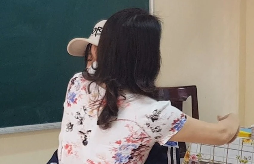 Cô trò ôm nhau xin lỗi trước lớp. Cô trò ôm nhau xin lỗi trước lớp.