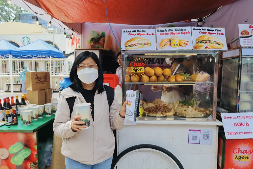 Khách tham quan và thưởng thức các loại bánh mì tại Lễ hội bánh mì lần đầu tiên tổ chức tại TP.HCM Khách tham quan và thưởng thức các loại bánh mì tại Lễ hội bánh mì lần đầu tiên tổ chức tại TP.HCM