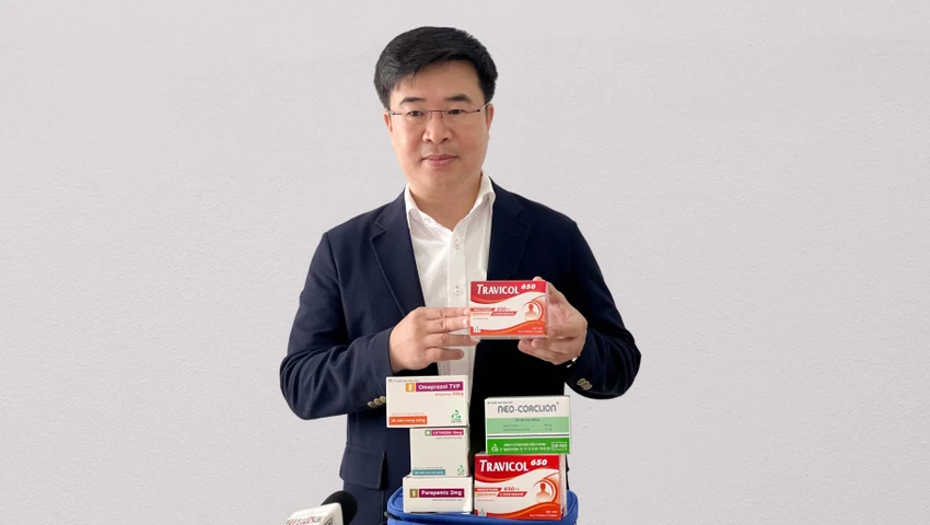 Ông Hà Ngọc Sơn, Chủ tịch HĐQT Tập đoàn AIKYA, Tổng Giám đốc Công ty Cổ phần Dược phẩm TV.Pharm giới thiệu bộ sản phẩm thuốc thiết yếu dành cho ngư dân. Ảnh: TT Ông Hà Ngọc Sơn, Chủ tịch HĐQT Tập đoàn AIKYA, Tổng Giám đốc Công ty Cổ phần Dược phẩm TV.Pharm giới thiệu bộ sản phẩm thuốc thiết yếu dành cho ngư dân. Ảnh: TT