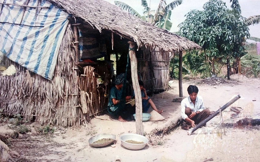 Một người dân Suối Kiết, Bình Thuận nhồi đất đèn là ""vũ khí'' để phòng voi tấn công