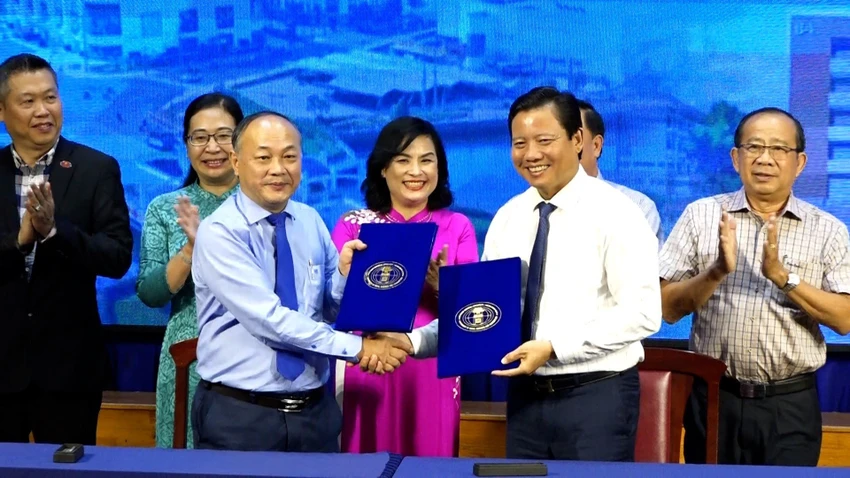 Đại diện hai bên ký kết thỏa thuận hợp tác. Ảnh: MS Đại diện hai bên ký kết thỏa thuận hợp tác. Ảnh: MS