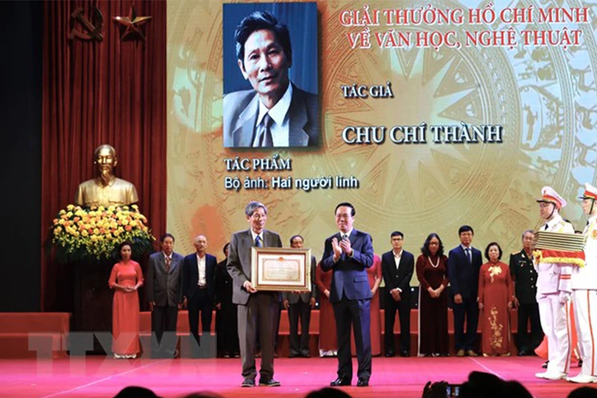 Chủ tịch nước Võ Văn Thưởng trao tặng Giải thưởng Hồ Chí Minh cho tác giả Chu Chí Thành, nguyên PV Thông tấn xã Việt Nam, với bộ ảnh “Hai người lính”. Ảnh: LÂM KHÁNH/TTXVN Chủ tịch nước Võ Văn Thưởng trao tặng Giải thưởng Hồ Chí Minh cho tác giả Chu Chí Thành, nguyên PV Thông tấn xã Việt Nam, với bộ ảnh “Hai người lính”. Ảnh: LÂM KHÁNH/TTXVN