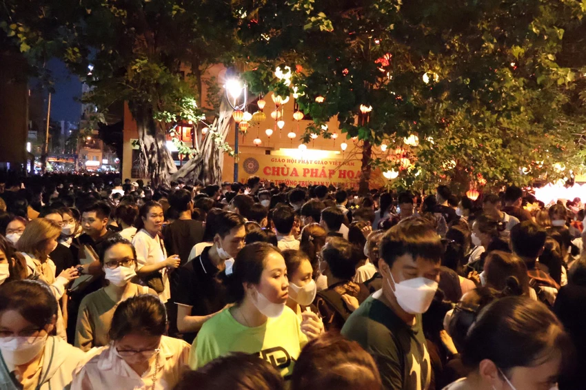 Bên trong khuôn viên nhà chùa chật kín người dân. Ảnh: Trần Minh Bên trong khuôn viên nhà chùa chật kín người dân. Ảnh: Trần Minh