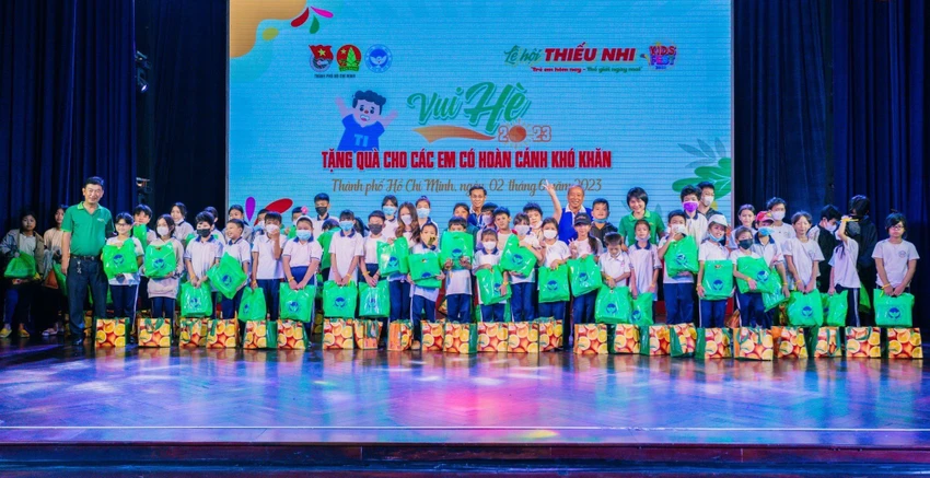 300 phần quà được trao đến các em thiếu nhi có hoàn cảnh khó khăn 300 phần quà được trao đến các em thiếu nhi có hoàn cảnh khó khăn