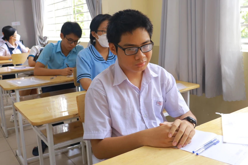 Đến phút cuối, Tạ Anh Tuấn đã không cần sự trợ giúp mà tự mình viết bài thi. Ảnh: Võ Thơ Đến phút cuối, Tạ Anh Tuấn đã không cần sự trợ giúp mà tự mình viết bài thi. Ảnh: Võ Thơ