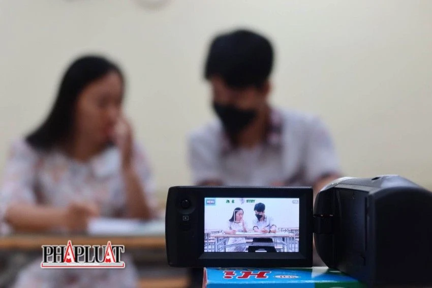 Quá trình làm bài của em Hoàng Anh được camera ghi lại. Ảnh: TRẦN MINH Quá trình làm bài của em Hoàng Anh được camera ghi lại. Ảnh: TRẦN MINH