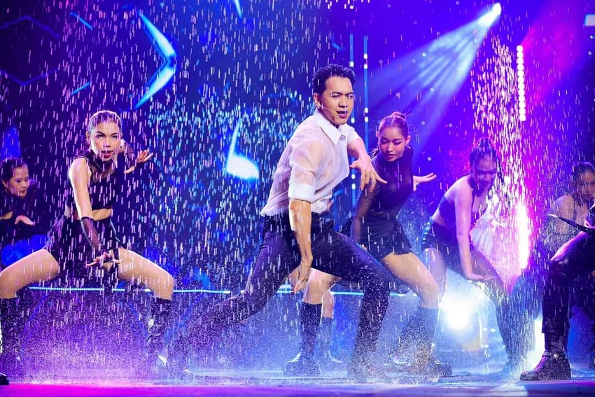 Màn trình diễn dưới mưa gây bão mạng của Chủ tịch Trần Hùng Huy. Ảnh: FBNV Màn trình diễn dưới mưa gây bão mạng của Chủ tịch Trần Hùng Huy. Ảnh: FBNV