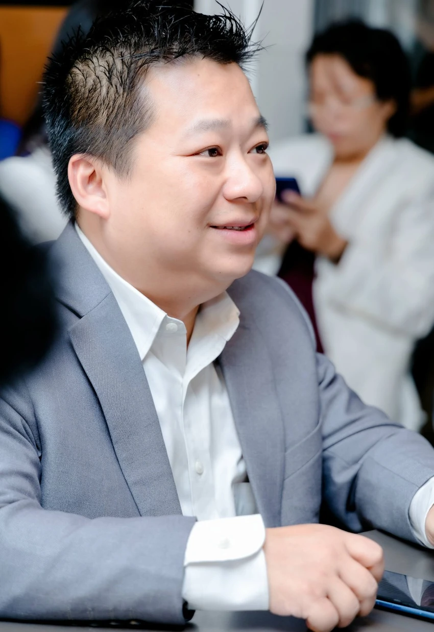 Nguyễn Hữu Thông - CEO JM International Group tại Việt Nam, đơn vị hỗ trợ tài chính chuyến đi Hàn Quốc cho 5 bé. Nguyễn Hữu Thông - CEO JM International Group tại Việt Nam, đơn vị hỗ trợ tài chính chuyến đi Hàn Quốc cho 5 bé.