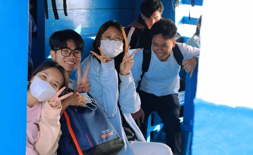 Các em học sinh háo hức vào đất liền dự thi tốt nghiệp. Ảnh: HP