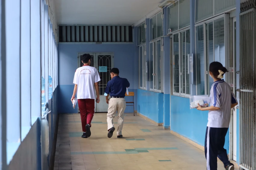 Thí sinh đến làm thủ tục muộn, hối hả vào phòng thi Thí sinh đến làm thủ tục muộn, hối hả vào phòng thi