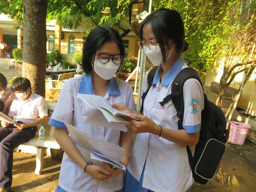 Trần Thị Hằng (phải) mong muốn môn Văn có tác phẩm Người lái đò Sông Đà. Ảnh: Phạm Anh Trần Thị Hằng (phải) mong muốn môn Văn có tác phẩm Người lái đò Sông Đà. Ảnh: Phạm Anh