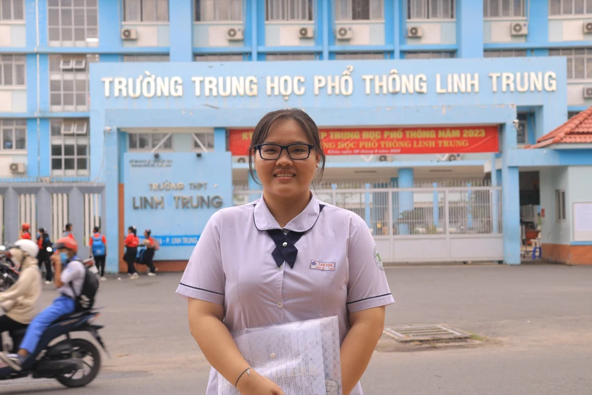 Thí sinh Trần Thị Thúy An cho rằng môn lý hơi khó còn hóa, sinh vừa sức với bạn. Ảnh: Võ Thơ Thí sinh Trần Thị Thúy An cho rằng môn lý hơi khó còn hóa, sinh vừa sức với bạn. Ảnh: Võ Thơ