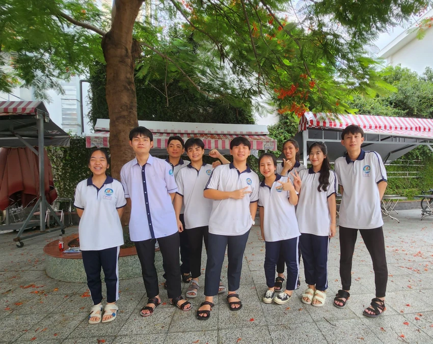Các e học sinh Trường THCS-THPT Việt Thanh tươi cười rạng rỡ trước giờ thi ngoại nngữ Ảnh: Nguyễn Quyên Các e học sinh Trường THCS-THPT Việt Thanh tươi cười rạng rỡ trước giờ thi ngoại nngữ Ảnh: Nguyễn Quyên