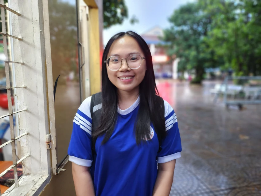 Trần Cao Ngọc Thảo chỉ mất 30 phút để hoàn thành bài thi môn tiếng Anh. Ảnh: Nguyễn Quyên Trần Cao Ngọc Thảo chỉ mất 30 phút để hoàn thành bài thi môn tiếng Anh. Ảnh: Nguyễn Quyên