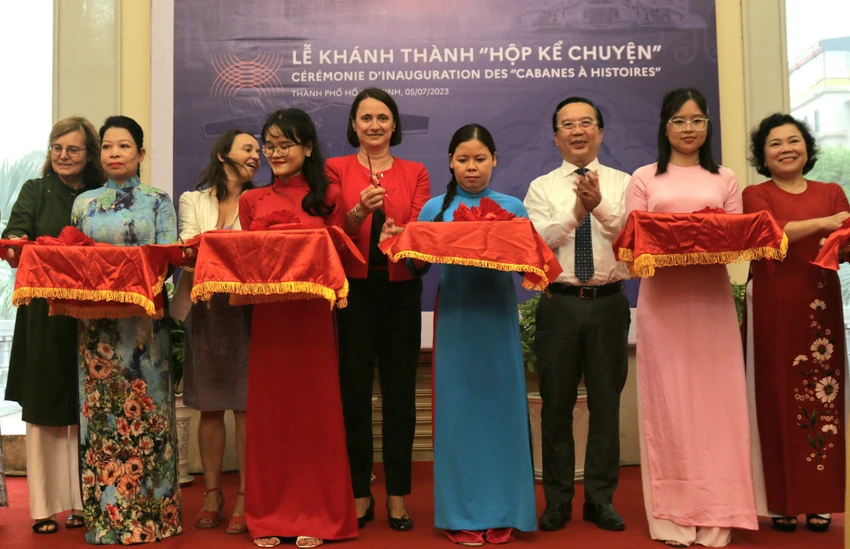 Các đại biểu cắt băng khánh thành "Chiếc hộp kể chuyện". Ảnh: Thiện Hợp