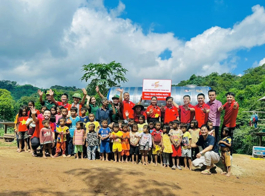 Câu lạc bộ thiện nguyện Bắc Trung Nam kết nối các nhà hảo tâm, doanh nghiệp mang nguồn nước mát, thắp sáng đường vùng biên Thượng Trạch. Ảnh: P. ĐIỀN Câu lạc bộ thiện nguyện Bắc Trung Nam kết nối các nhà hảo tâm, doanh nghiệp mang nguồn nước mát, thắp sáng đường vùng biên Thượng Trạch. Ảnh: P. ĐIỀN