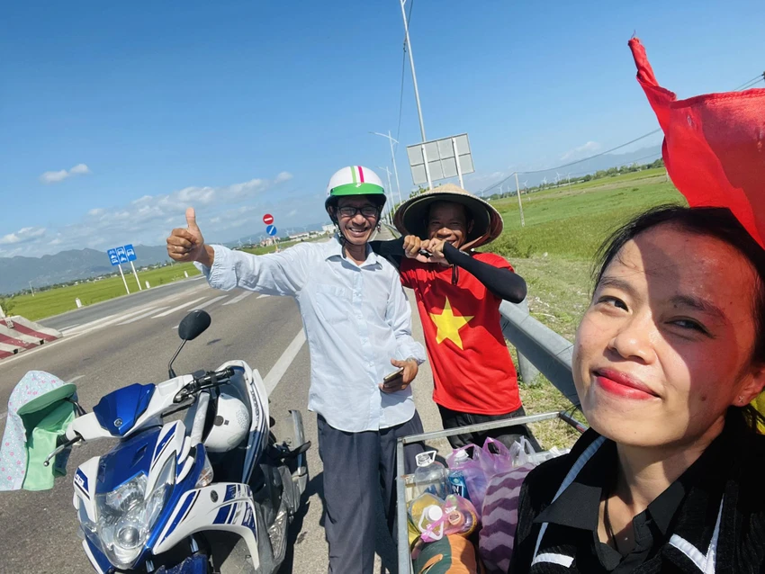 Một người dân ở Ninh Thuận nghe tin Canh đi ngang đã đón anh dọc đường, tặng anh ít thực phẩm, động viên anh tiếp tục hành trình. Một người dân ở Ninh Thuận nghe tin Canh đi ngang đã đón anh dọc đường, tặng anh ít thực phẩm, động viên anh tiếp tục hành trình.