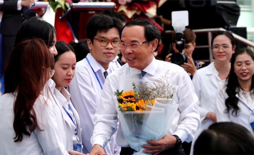 Bí thư Thành uỷ Nguyễn văn Nên chúc mừng và chung vui với các thầy thuốc trẻ trong Lễ khai mạc Ngày hội việc làm. Ảnh: SYT Bí thư Thành uỷ Nguyễn văn Nên chúc mừng và chung vui với các thầy thuốc trẻ trong Lễ khai mạc Ngày hội việc làm. Ảnh: SYT