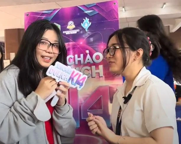 Nguyễn Hồ Yến Nhi trả lời "phỏng vấn" của đội truyền thông khoa Du lịch. Ảnh: Nguyễn Lịch Nguyễn Hồ Yến Nhi trả lời "phỏng vấn" của đội truyền thông khoa Du lịch. Ảnh: Nguyễn Lịch