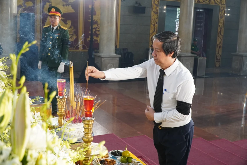 Bộ trưởng Bộ GD-ĐT thay mặt ngành giáo dục kính viếng Bộ trưởng Bộ GD-ĐT thay mặt ngành giáo dục kính viếng