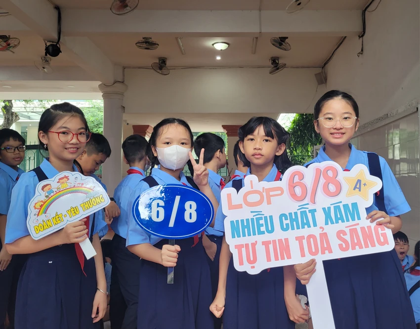 Học sinh lớp 6/8 chuẩn bị vào nghi thức chào đón học sinh mới tại trường THCS Lê Quý Đôn, quận 3, TP.HCM. Ảnh: Kha Nhiên Học sinh lớp 6/8 chuẩn bị vào nghi thức chào đón học sinh mới tại trường THCS Lê Quý Đôn, quận 3, TP.HCM. Ảnh: Kha Nhiên