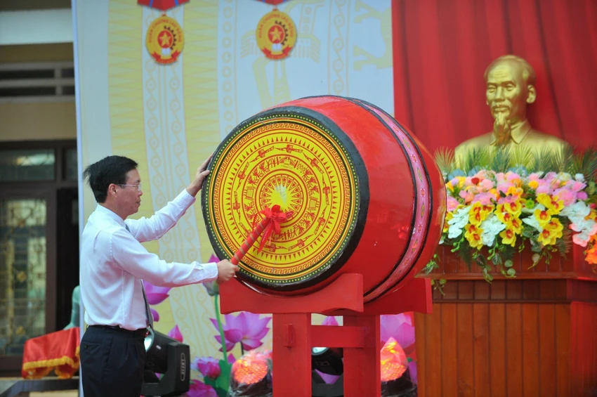 CHủ tịch nước đánh trống khai giảng năm học mới