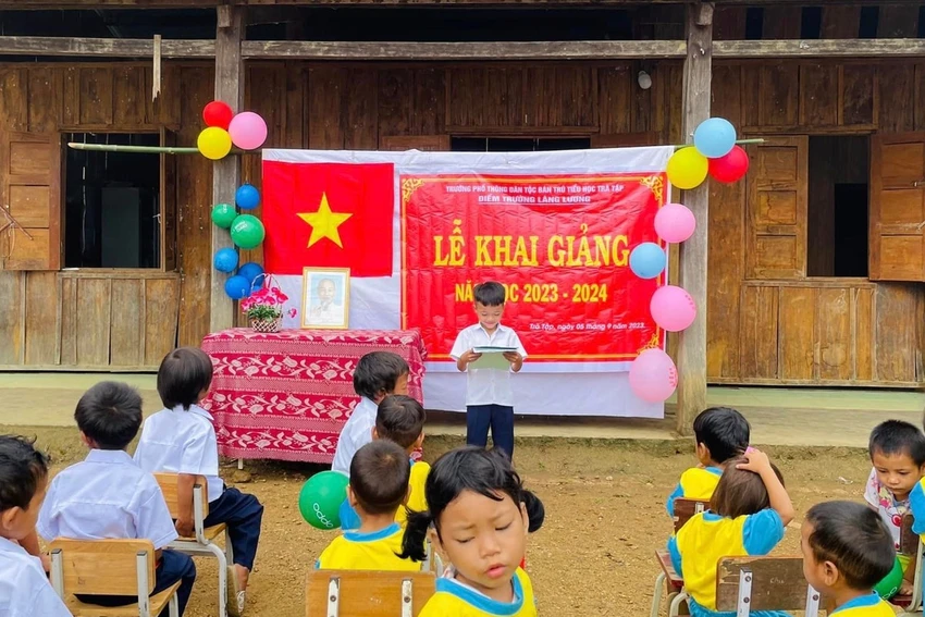 Đại diện học sinh phát biểu cảm nghĩ trong ngày khai giảng năm học mới tại điểm trường Láng Lương huyện miền núi Nam Trà My, Quảng Nam. Ảnh: Trà Thị Thu
