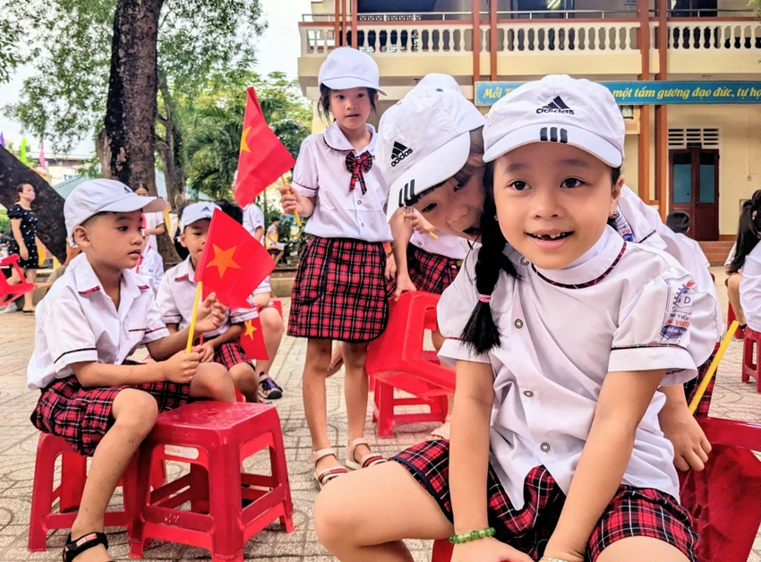 Học sinh trường Tiểu học Hùng Vương (TP.Đông Hà) vui vẻ trong ngày khai trường. Ảnh: NDO Học sinh trường Tiểu học Hùng Vương (TP.Đông Hà) vui vẻ trong ngày khai trường. Ảnh: NDO
