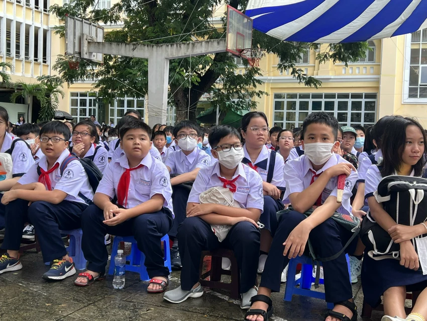 Học sinh lớp 6 bỡ ngỡ với ngôi trường mới. Học sinh lớp 6 bỡ ngỡ với ngôi trường mới.