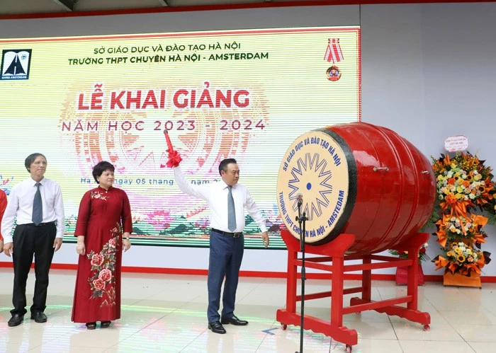 Chủ tịch UBND TP Hà Nội Trần Sỹ Thanh đánh trống khai giảng tại Trường THPT Chuyên Hà Nội - Amsterdam (Ảnh: CTV) Chủ tịch UBND TP Hà Nội Trần Sỹ Thanh đánh trống khai giảng tại Trường THPT Chuyên Hà Nội - Amsterdam (Ảnh: CTV)